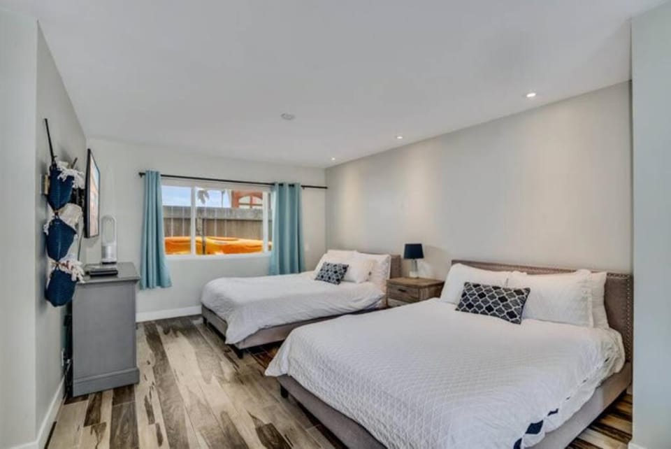 Sea house at Sea shore - 4 bedroom 3 bath - 14 ppl House in Mission Beach