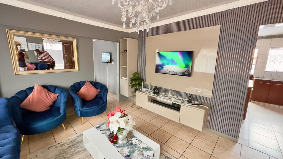 Communal lounge/ TV room, TV and multimedia, Living room, Seating area, Evening entertainment