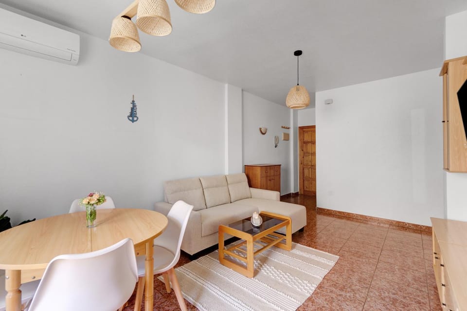TV and multimedia, Living room, Seating area, Dining area, air conditioner