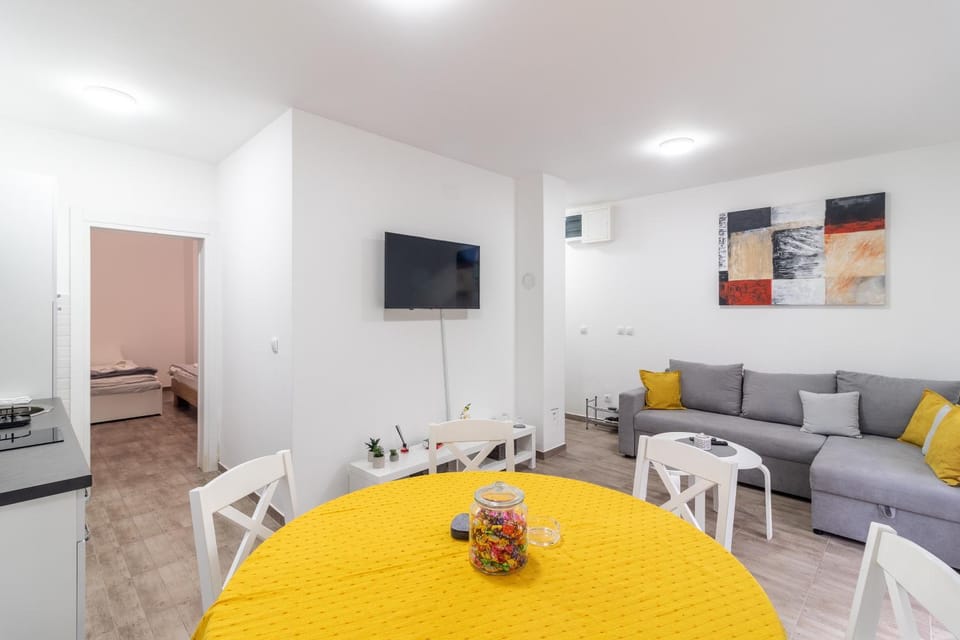 TV and multimedia, Living room, Seating area, Dining area