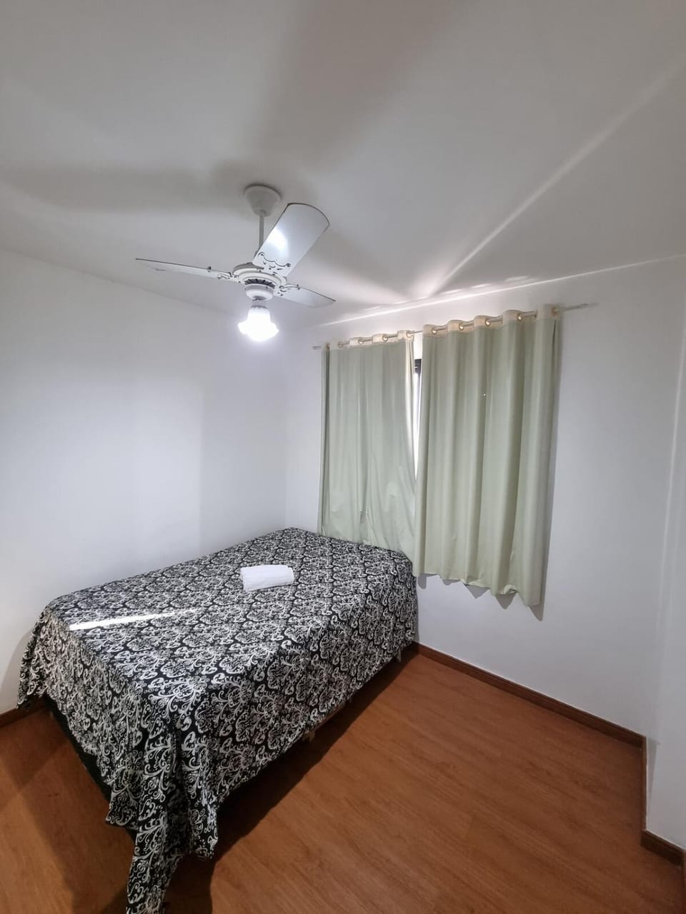 Bed, Photo of the whole room, fireplace