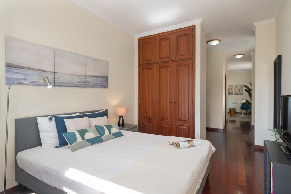 Bed, TV and multimedia, Seating area, Bedroom