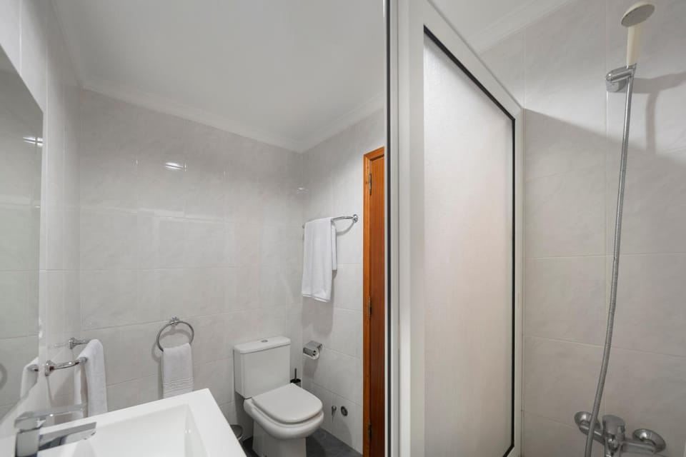 Shower, Toilet, Bathroom, towels