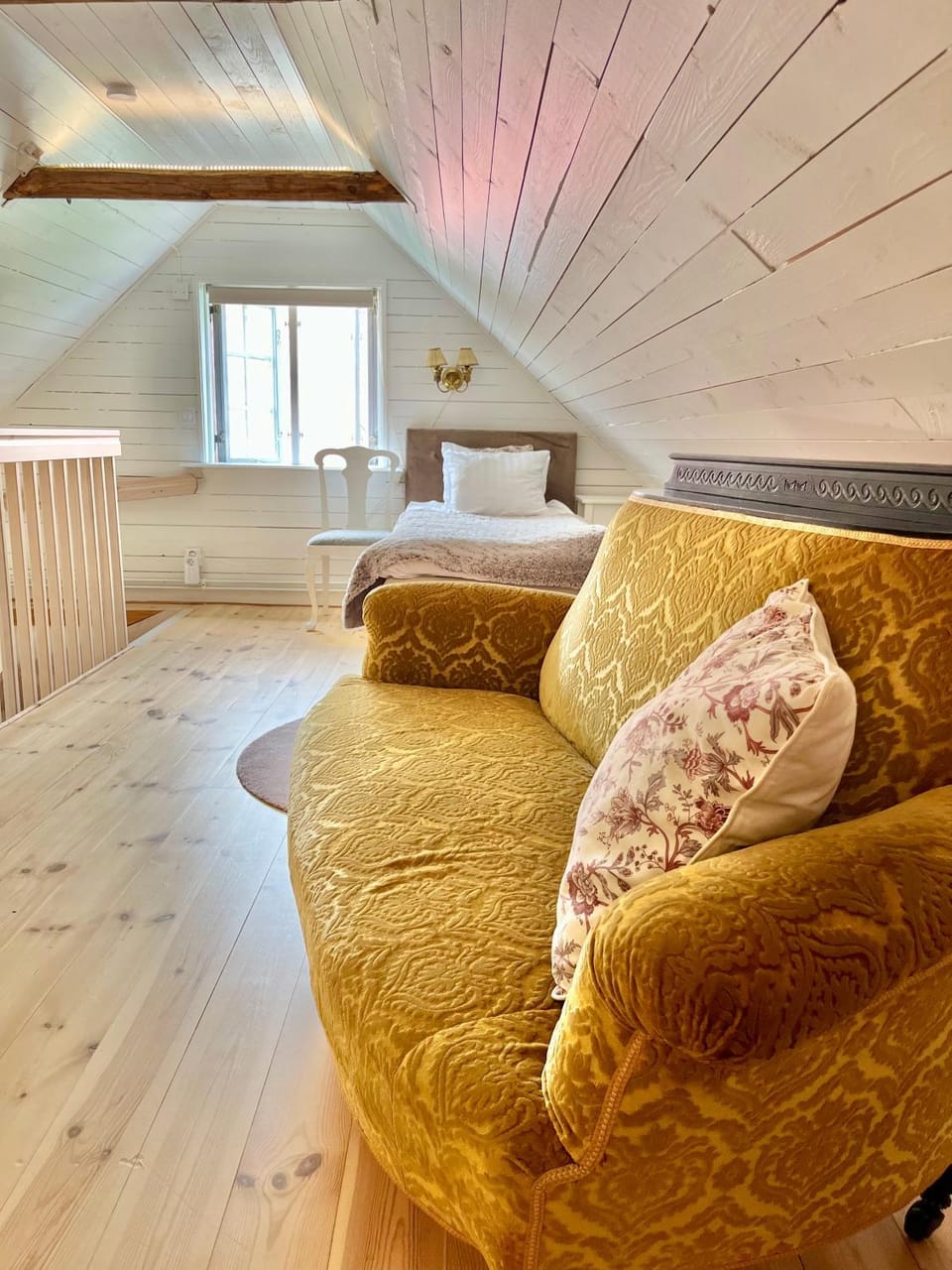 Bed, Photo of the whole room, Seating area, Bedroom