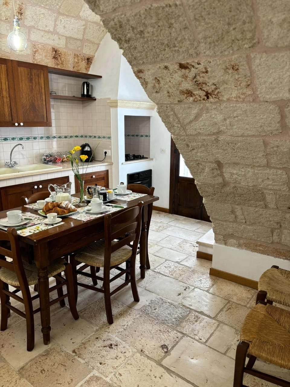 Kitchen or kitchenette, Dining area
