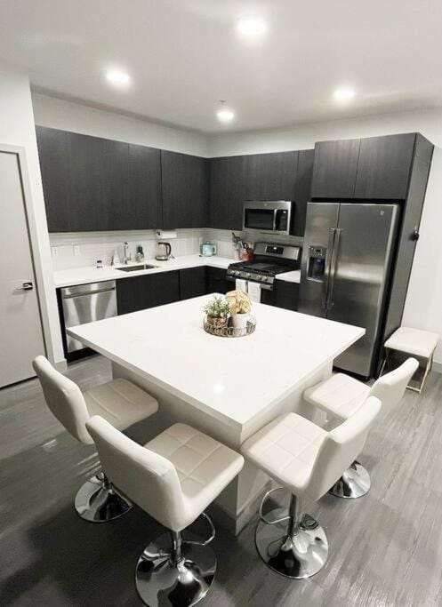 Kitchen or kitchenette, Dining area, minibar, stove