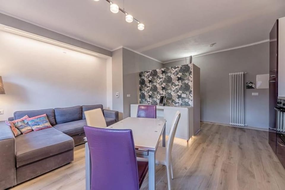 TV and multimedia, Kitchen or kitchenette, Living room, Seating area, Dining area