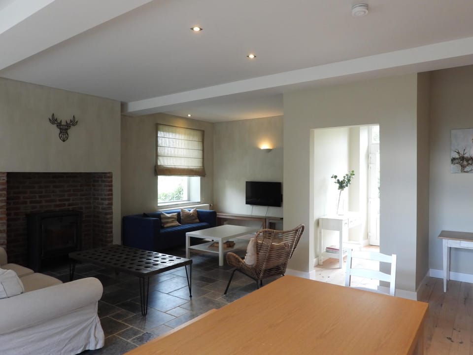 TV and multimedia, Living room, Seating area, Dining area