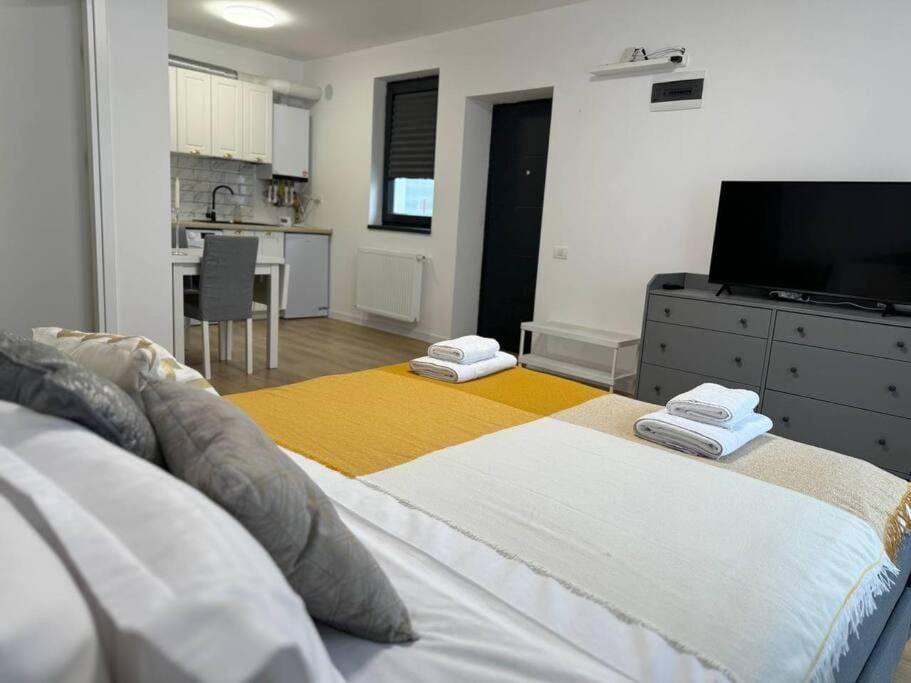 Bed, TV and multimedia, Bedroom, towels