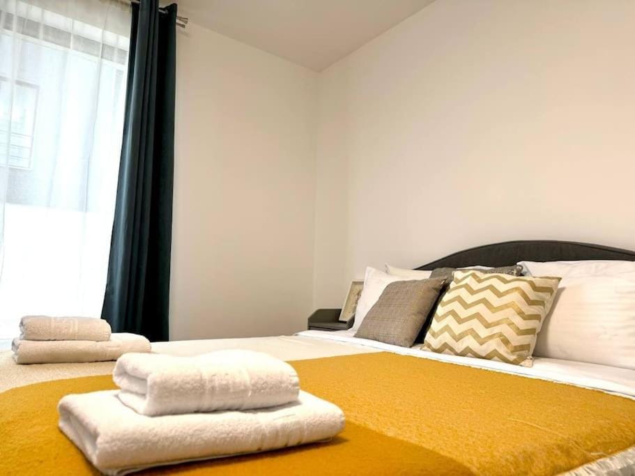 Bed, Bedroom, towels