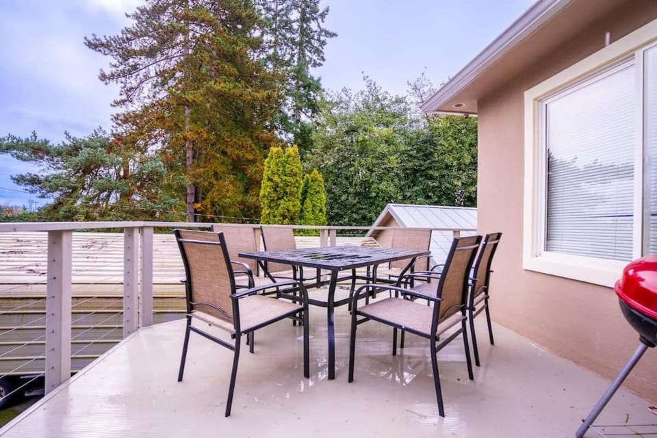 Burien's 3-BR Middle Unit Retreat with Deck BBQ House in Burien