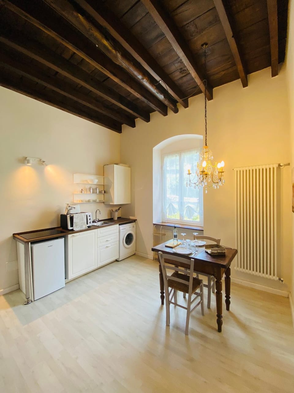 Kitchen or kitchenette, Dining area, stove