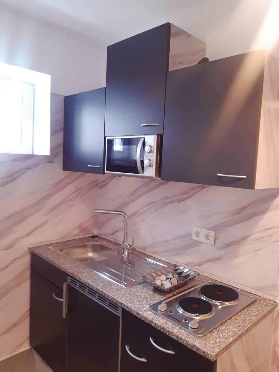 Kitchen or kitchenette, minibar
