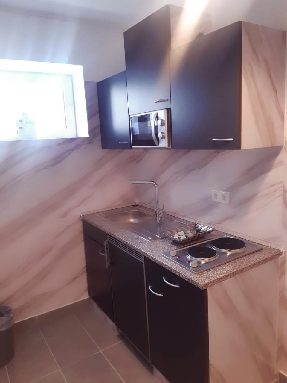 Kitchen or kitchenette, minibar