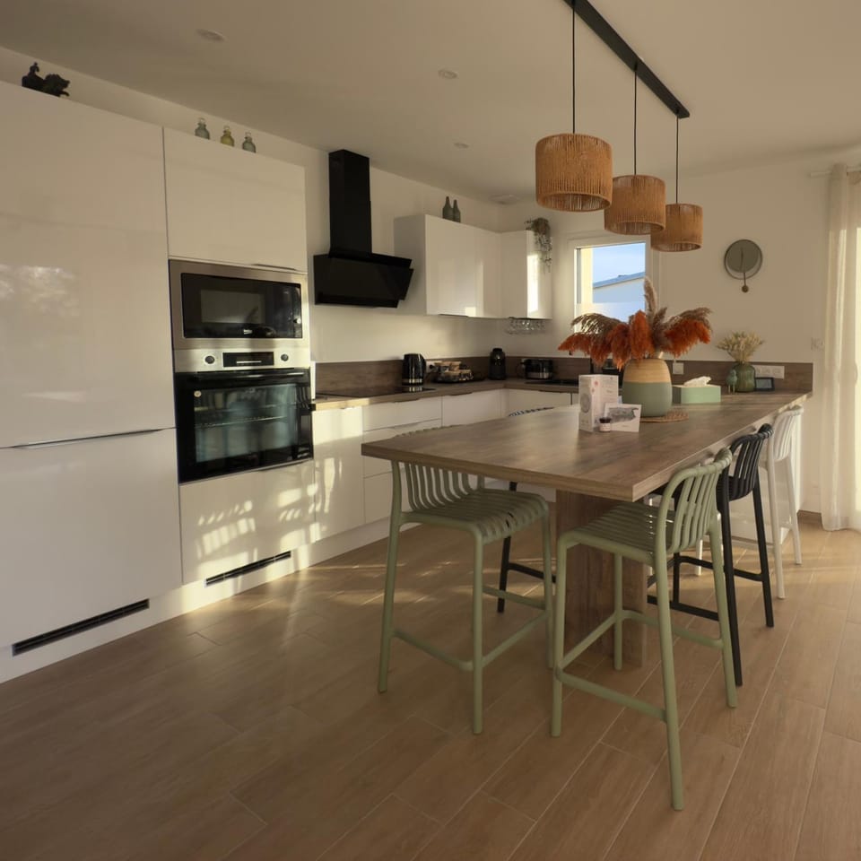 Kitchen or kitchenette, Kitchen or kitchenette, Dining area, dishwasher, oven, stove, toaster