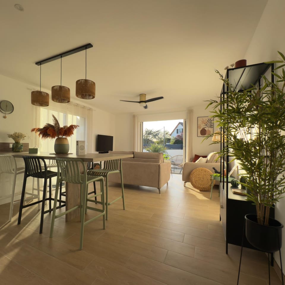 TV and multimedia, Living room, Dining area