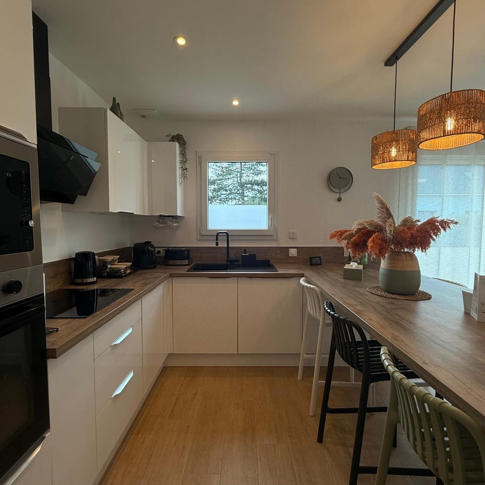 Kitchen or kitchenette, Dining area, dishwasher, stove
