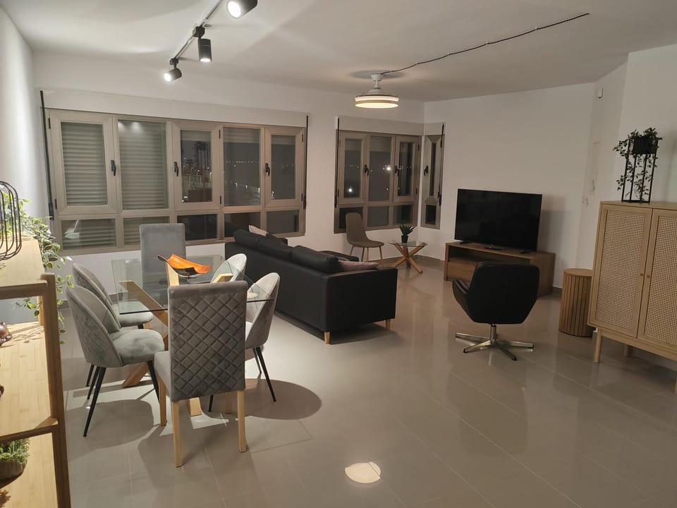 TV and multimedia, Living room, Seating area, Dining area, Evening entertainment