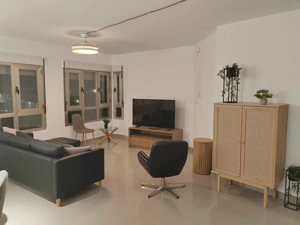 TV and multimedia, Living room, Seating area, Evening entertainment