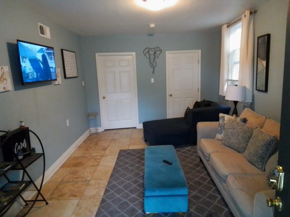 TV and multimedia, Living room, Seating area, Evening entertainment