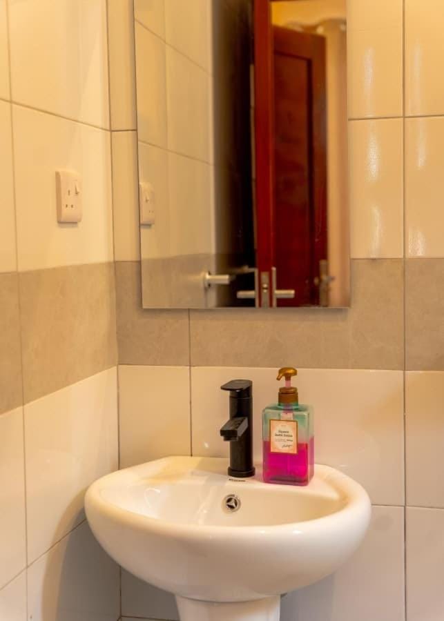 Stunning 2BR in Dar Beach, Dining, Transit Nearby apt no 4 Apartment in City of Dar es Salaam