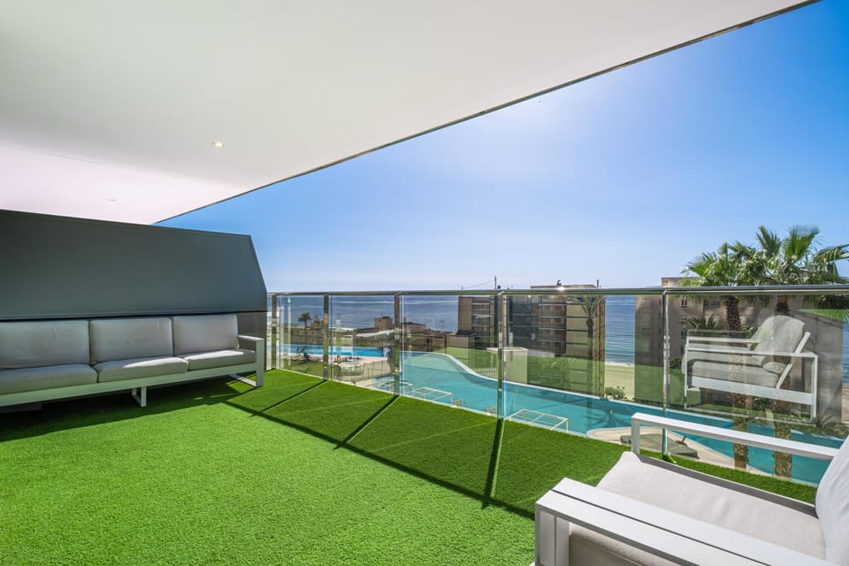 Patio, Day, Natural landscape, View (from property/room), Balcony/Terrace, Pool view, Sea view, Swimming pool, sunbed