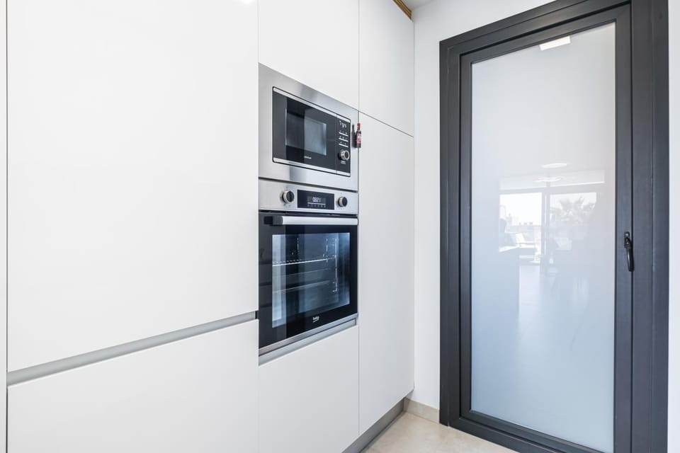 Kitchen or kitchenette, oven, pet friendly, stove
