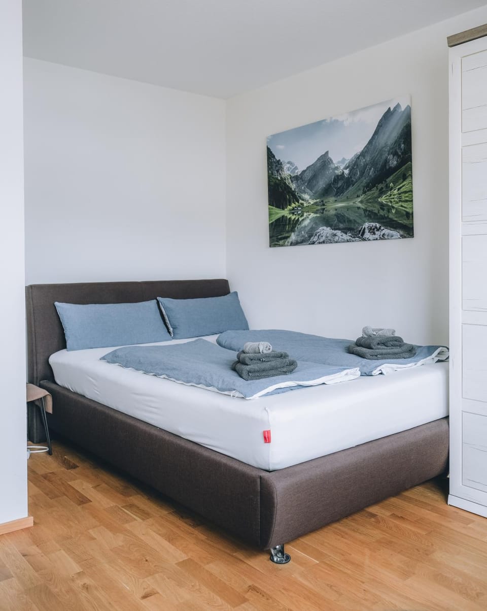 Bed, Decorative detail, Bedroom, towels