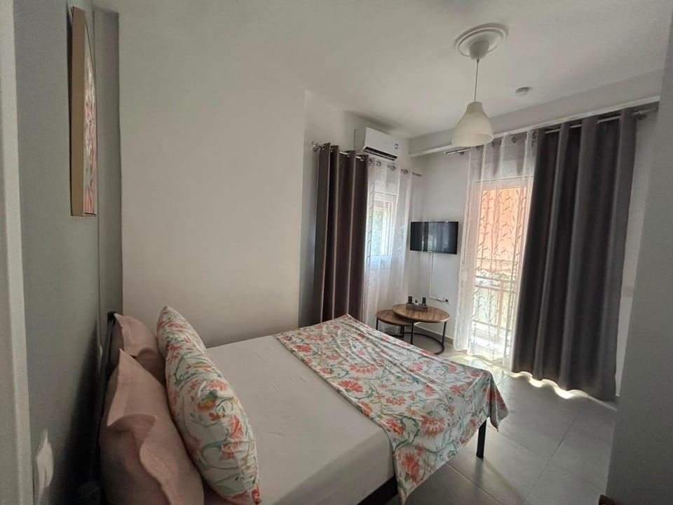 Communal lounge/ TV room, Bed, TV and multimedia, Photo of the whole room, Bedroom