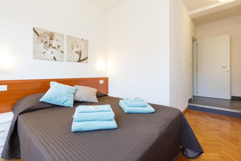 Photo of the whole room, Decorative detail, Bedroom