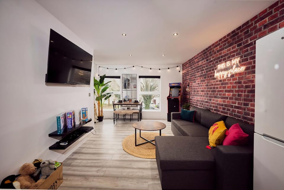 TV and multimedia, Living room, Seating area, Evening entertainment