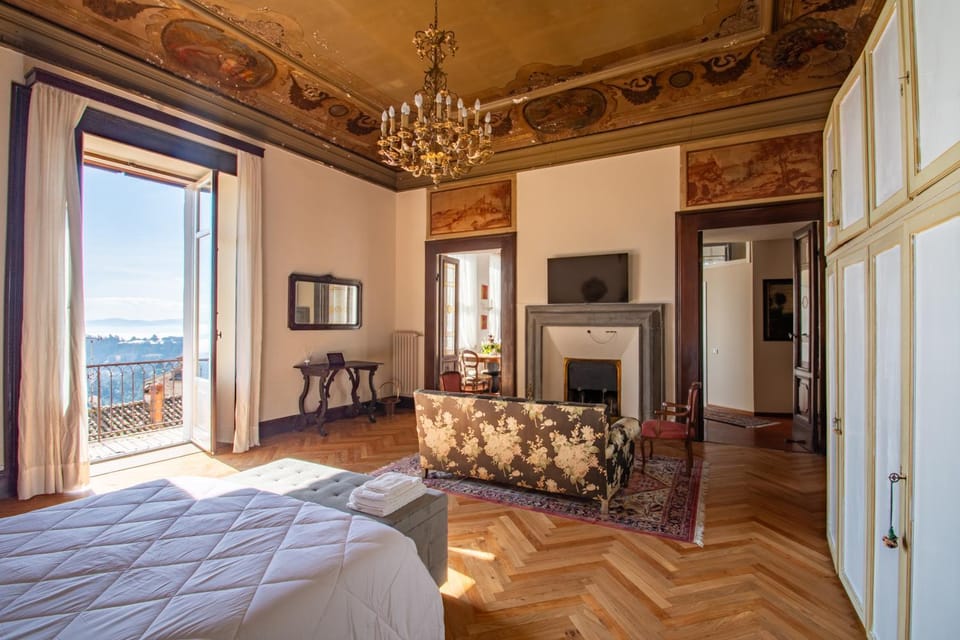 Bed, TV and multimedia, Balcony/Terrace, Living room, Photo of the whole room, Seating area, Bedroom