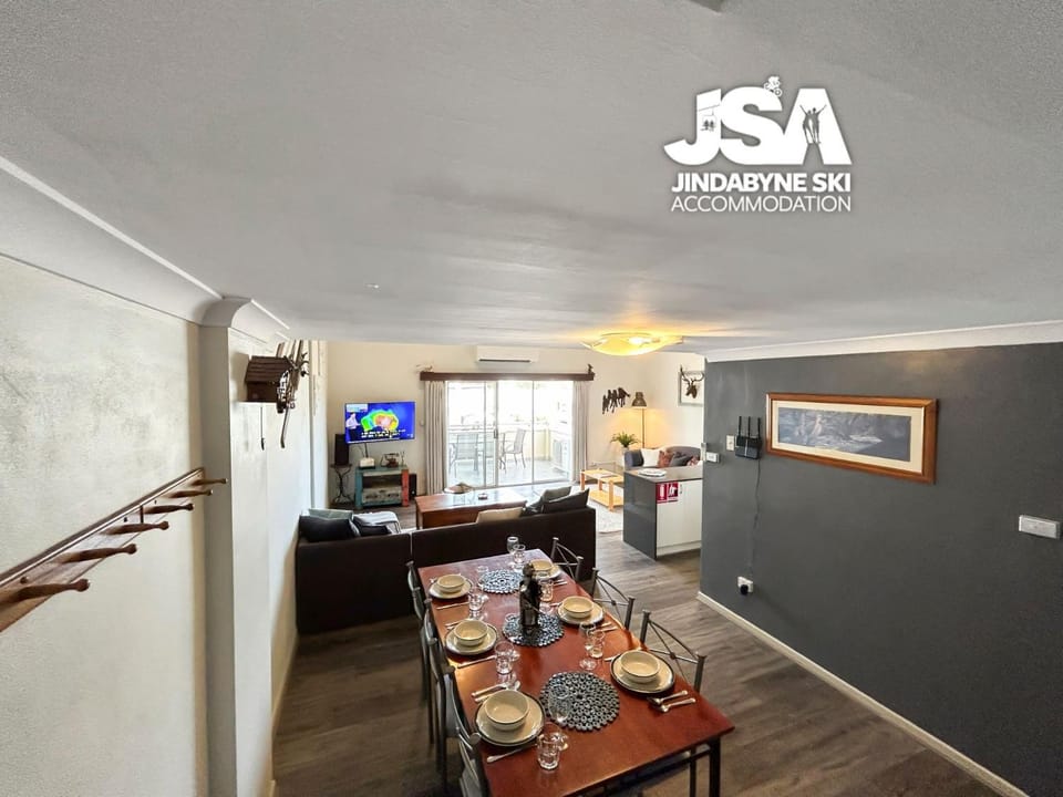 Communal lounge/ TV room, TV and multimedia, Living room, Seating area, Dining area