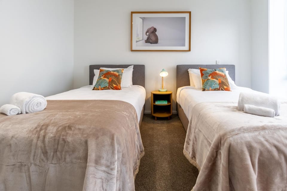 Bed, Photo of the whole room, Decorative detail, towels