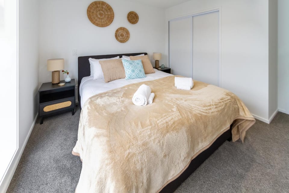 Bed, Photo of the whole room, Decorative detail, towels, wardrobe