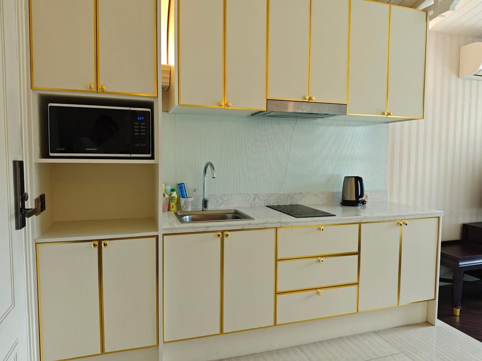 Hot Tub, microwave, stove, kitchen