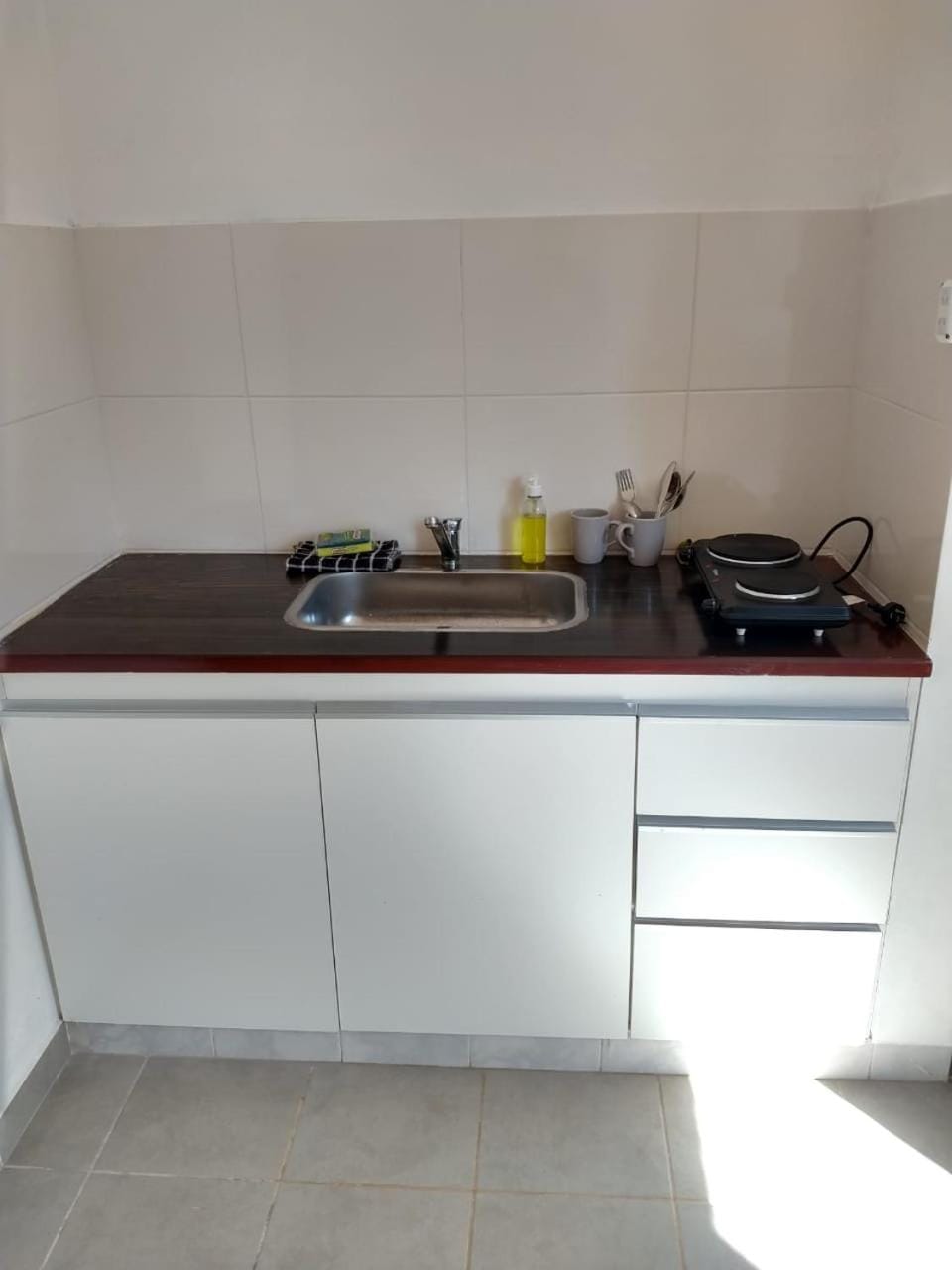 Coffee/tea facilities, Kitchen or kitchenette, stove