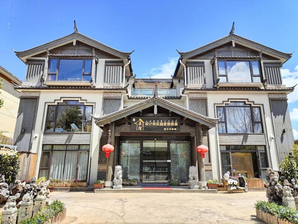 Property building, Facade/entrance, Day