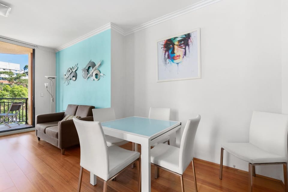 Thriving city location, dining hub near CBD Apartment in Sydney