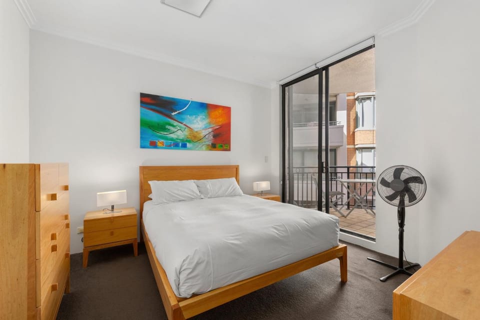 Thriving city location, dining hub near CBD Apartment in Sydney