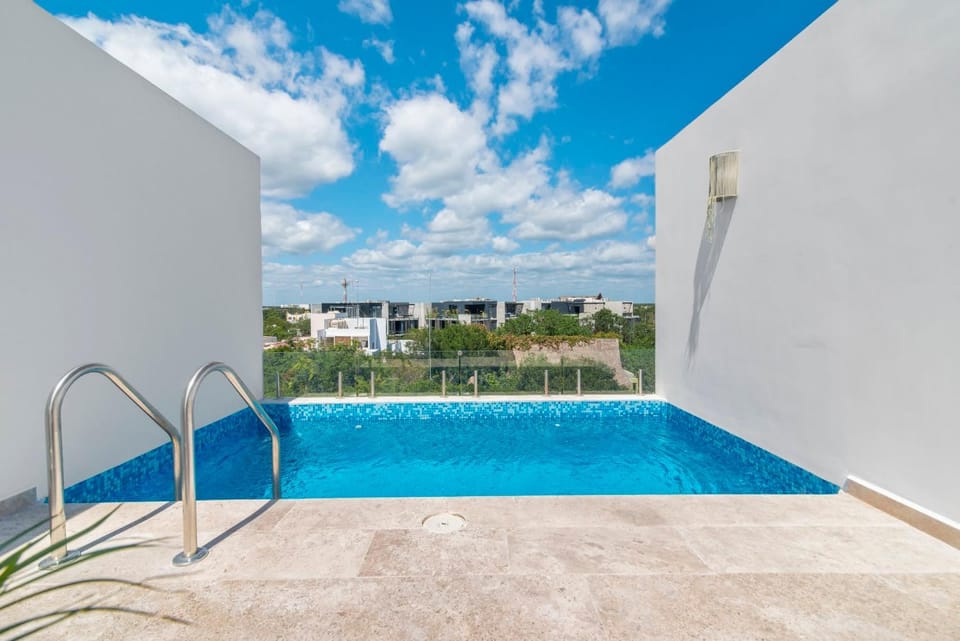 Day, Swimming pool