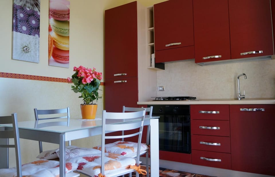 Kitchen or kitchenette, Dining area, minibar, pet friendly, stove