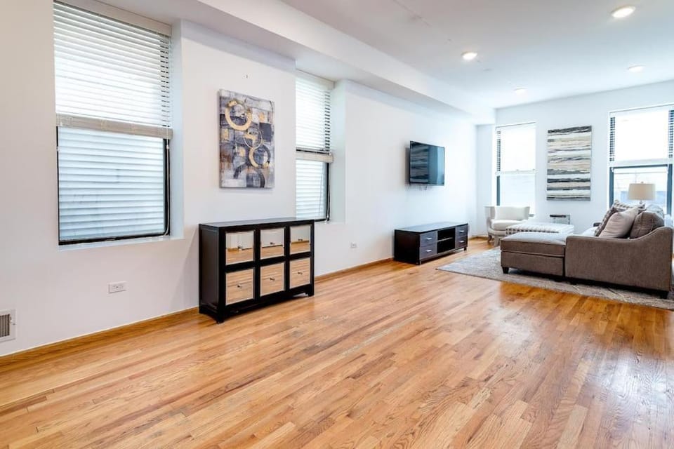 Central Chicago Suite2 Access to Patio Apartment in Chicago