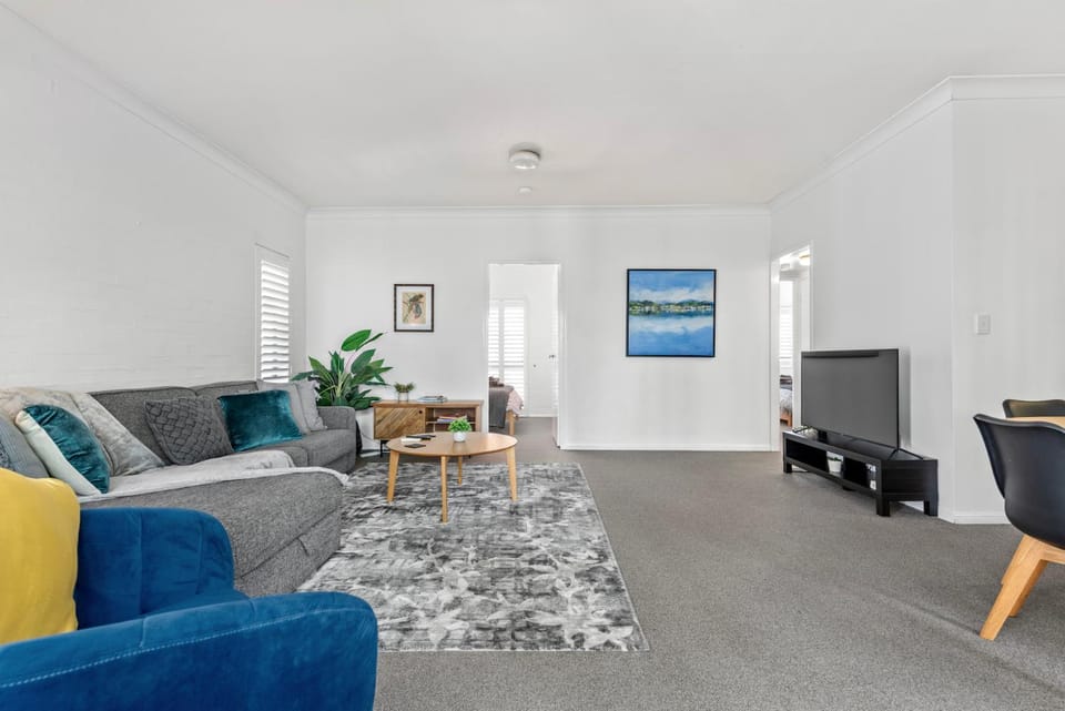 Convenient & Comfy! ~ 2Bed, 2Bath, 2Car, Balcony Apartment in Indooroopilly