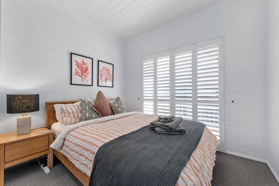 Convenient & Comfy! ~ 2Bed, 2Bath, 2Car, Balcony Apartment in Indooroopilly