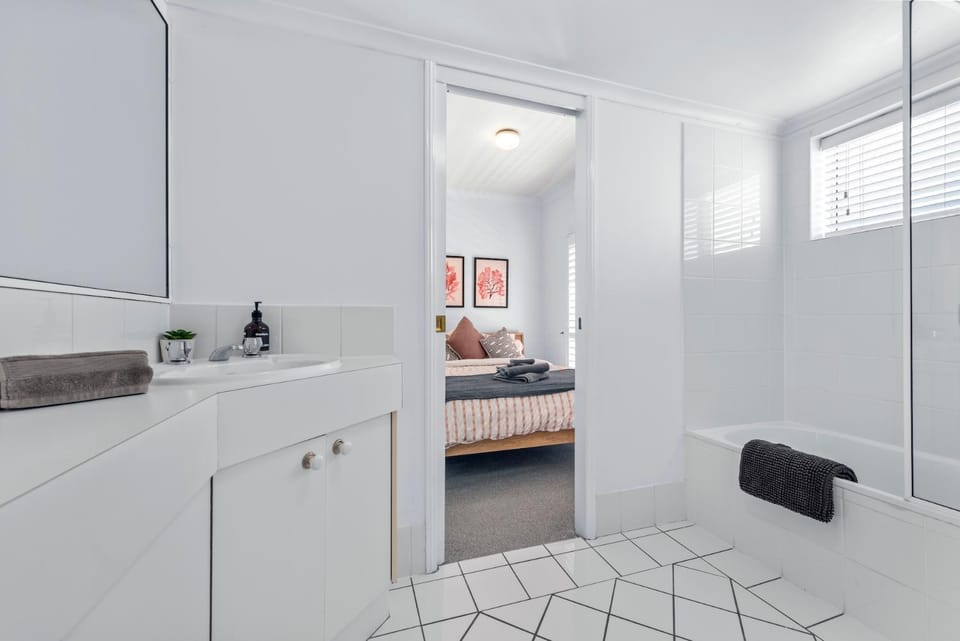 Convenient & Comfy! ~ 2Bed, 2Bath, 2Car, Balcony Apartment in Indooroopilly