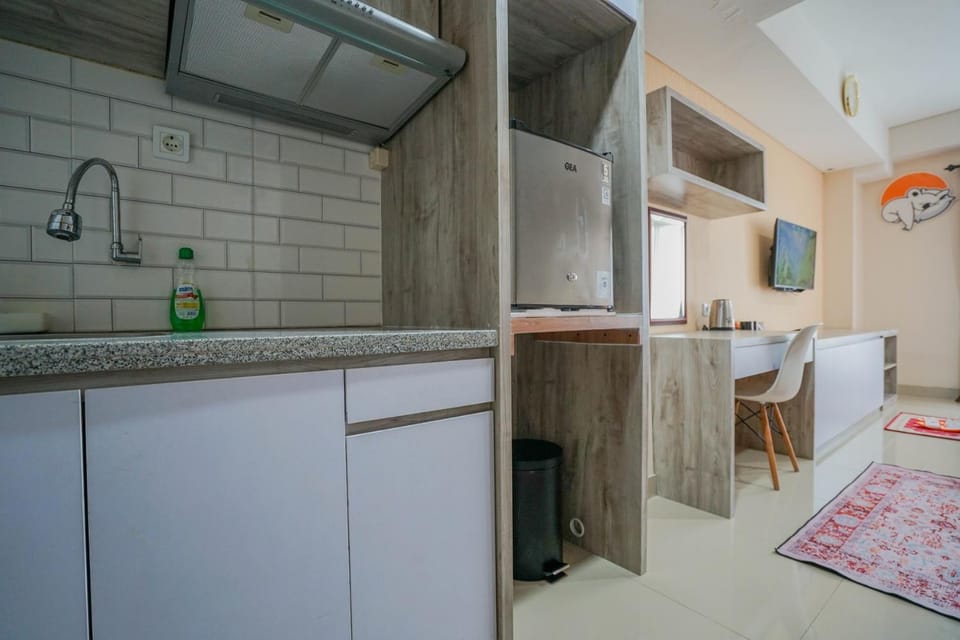 Kitchen or kitchenette, minibar