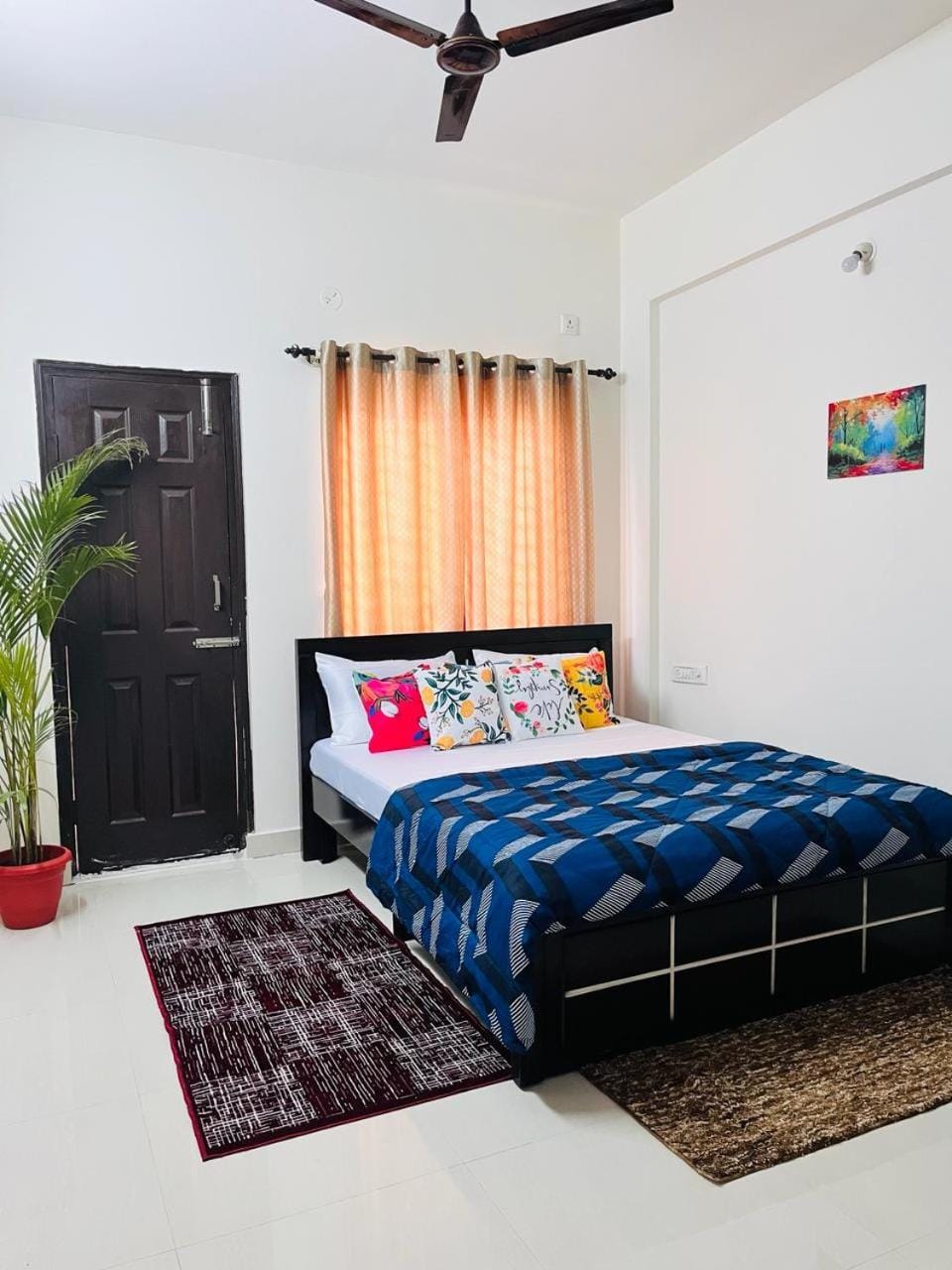 Bed, Photo of the whole room, fireplace, wardrobe