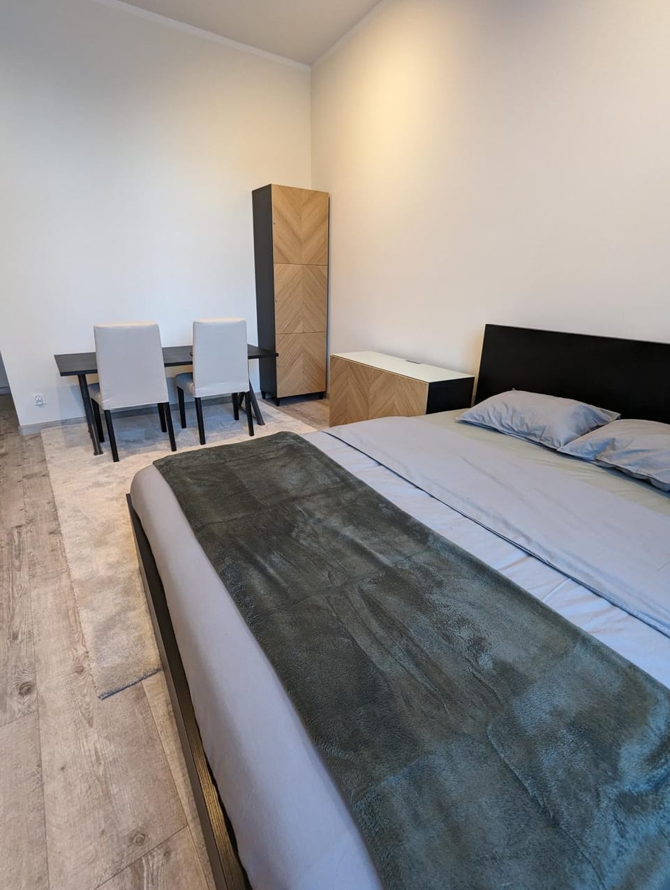 Bed, Photo of the whole room, wardrobe
