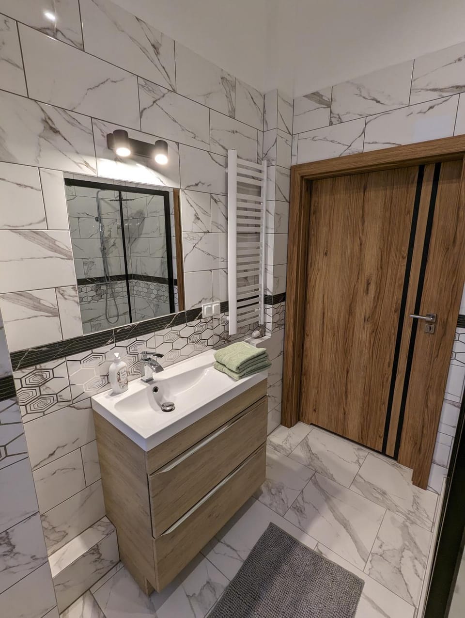 Shower, Toilet, Bathroom, towels
